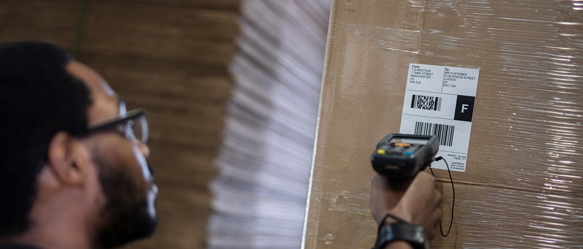 Mand, der scanner en label