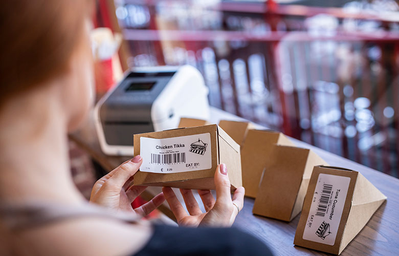 Label, der bliver sat på kasse