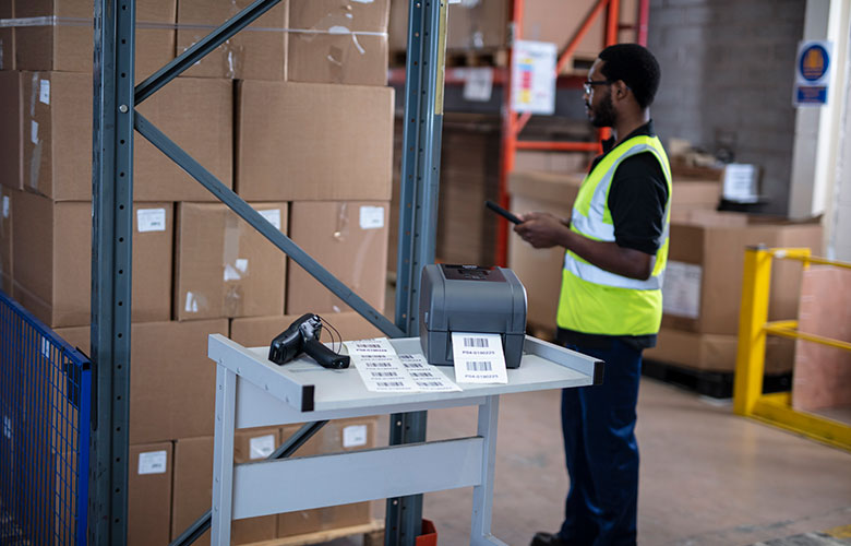TD-labelprinter, der printer labels på en vogn på et lager