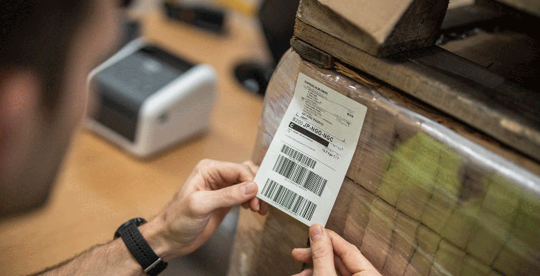 Fragtlabel, der påsættes på en kasse
