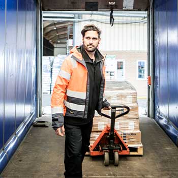 Mand i orange jakke