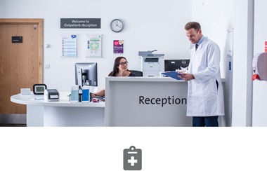 To personer i reception