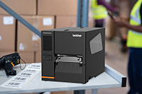 TJ-labelprinter p bord med scanner og printede labels