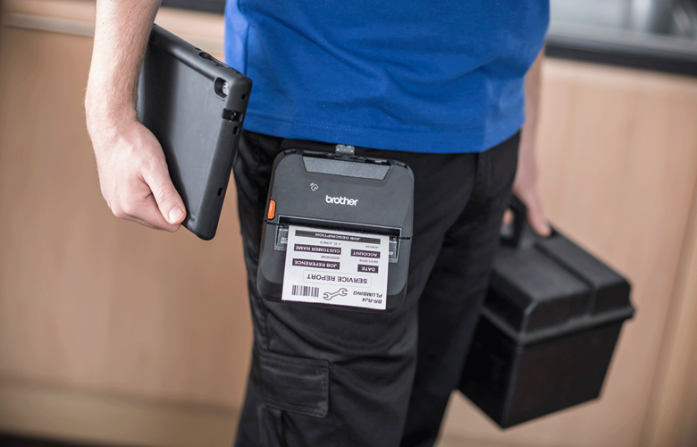 Person med mobil printer på farten