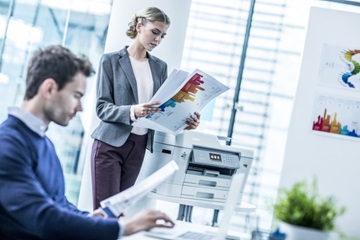 inkjet printer mand og kvinde ser på udskrifter