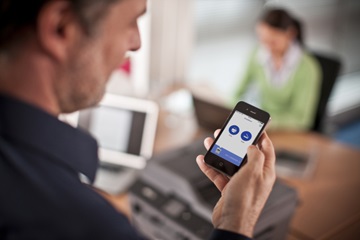 iPrint&Scan i brug af en mand med en mobil
