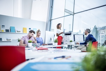 Personer der arbejder på kontor