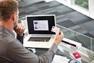 DSmobile DS720D og mand med laptop
