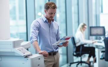Mand ved printer fra EC-serien